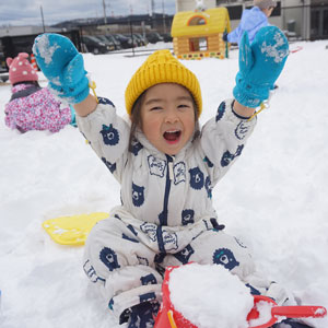 子どもが雪遊びをしています