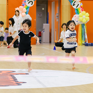 体育館で、楽しそうに走り回る子供たち
