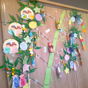 壁一面に飾られた、笹の葉や星、織姫・彦星の制作物など、子どもたちが心を込めて作った色鮮やかな七夕の壁面飾り。