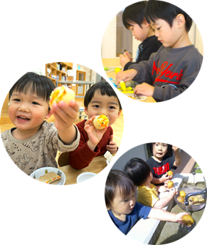 子どもたちの多様な活動を捉えた3枚の丸い写真のコラージュ：左は食べ物を持つ二人、右上は工作、右下は水遊びの様子。